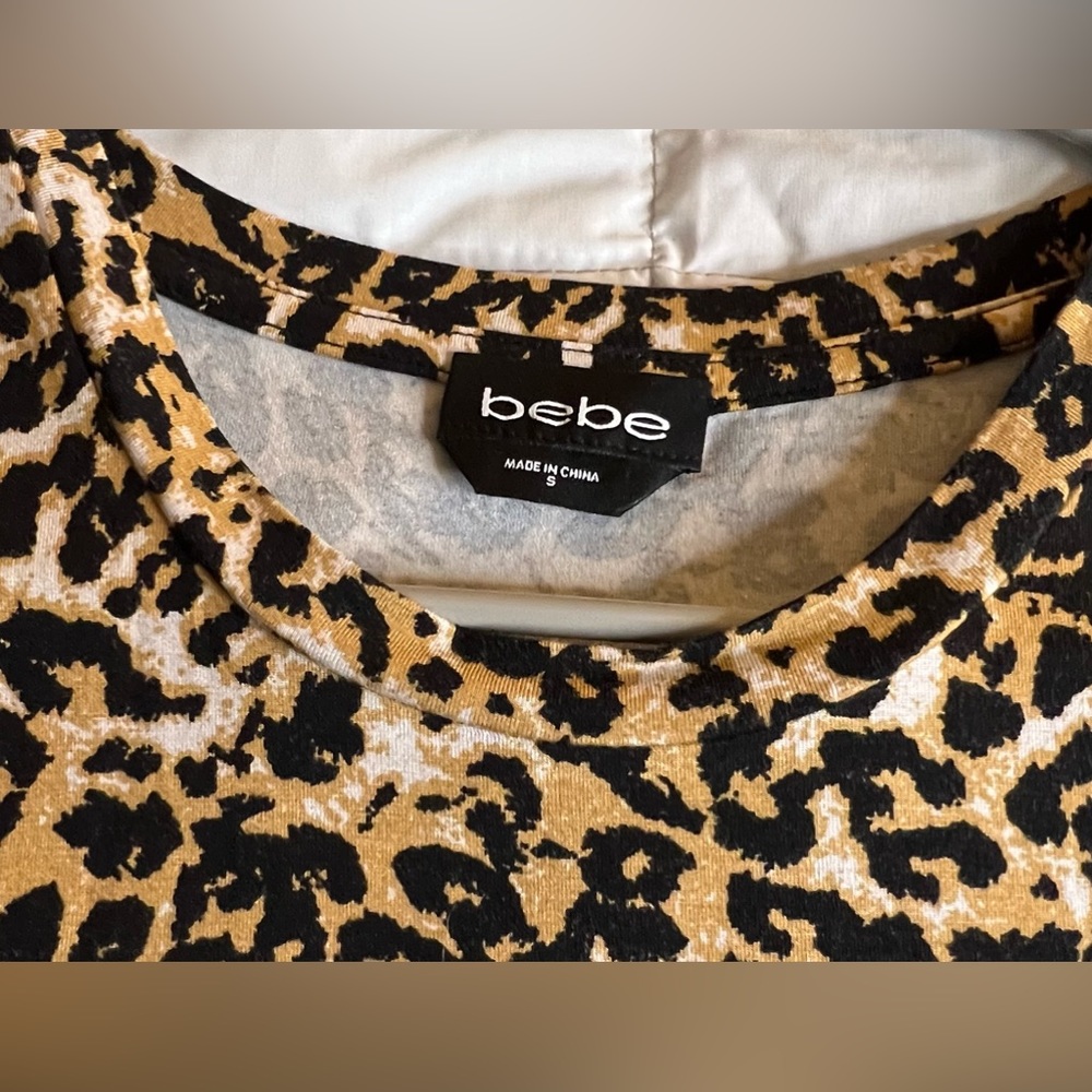 NWT Bebe fitted cut out shoulder crew neck top. Women’s S. Rhinestone design - Picture 4 of 7